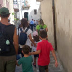Un gruppo di turisti segue la guida turistica nel borgo di Castelmezzano