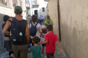 Un gruppo di turisti segue la guida turistica nel borgo di Castelmezzano