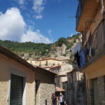 Le montagne che proteggono Castelmezzano viste dai vicoli del centro storico