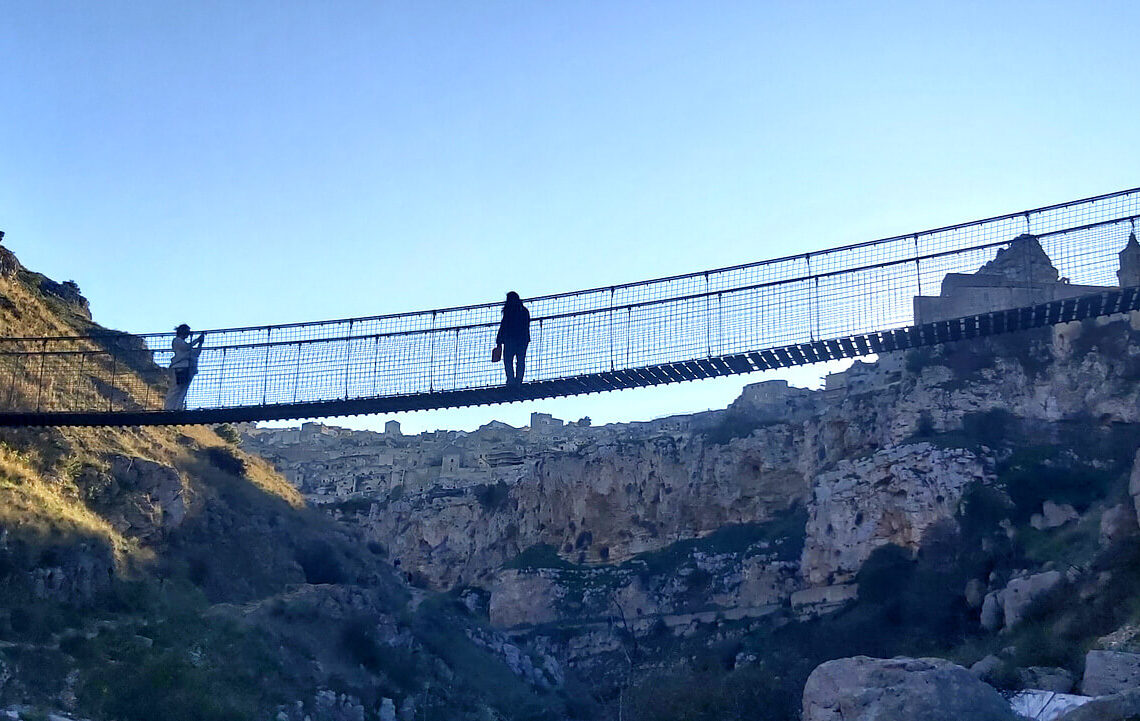 Ponte tibetano di Matera verso il tramonto