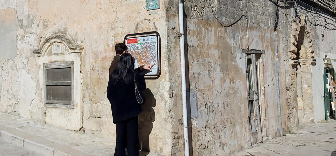Turisti con mappa di Matera