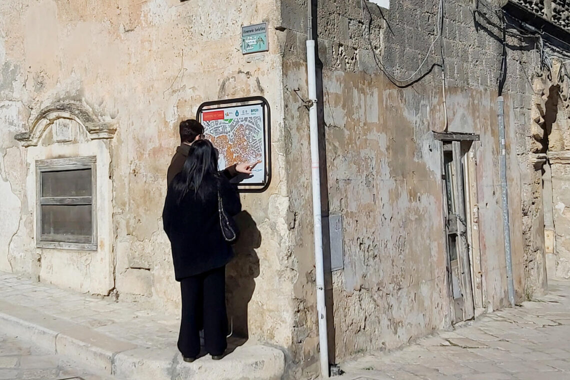 Turisti con mappa di Matera