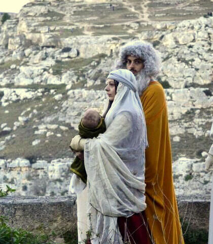 Maria e Giuseppe con lo sfondo della Murgia materana