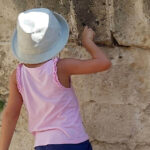 Esaminiamo il muro da vicino a cerca di indizi durante la caccia al tesoro per bambini