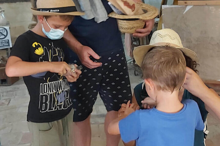Bambini con attrezzi antichi a Matera