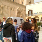 Gruppo familiare con bambini vicino alla Cattedrale di Matera