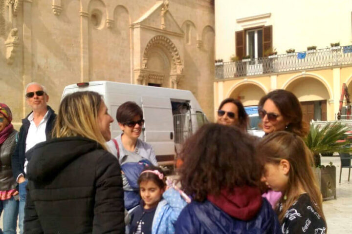 Gruppo familiare con bambini vicino alla Cattedrale di Matera