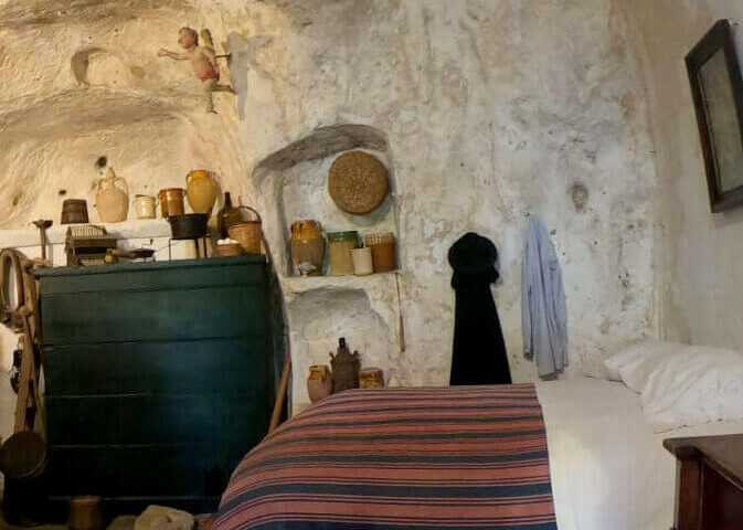 Casa grotta di Matera con un letto tutto particolare