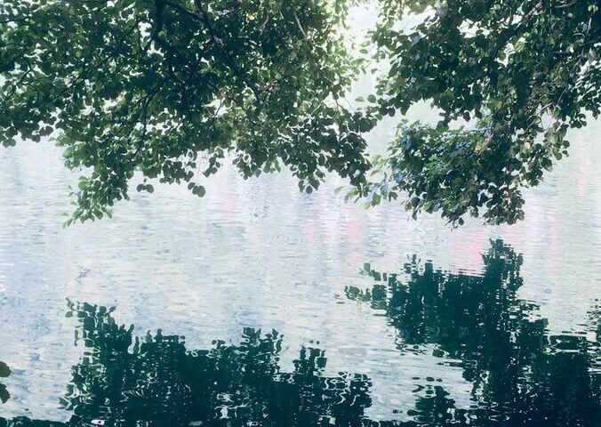 gli alberi si specchiano nel lago piccolo a monticchio