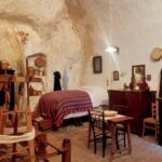 Interno casa grotta, tra i siti imperdibili di Matera Sotterranea