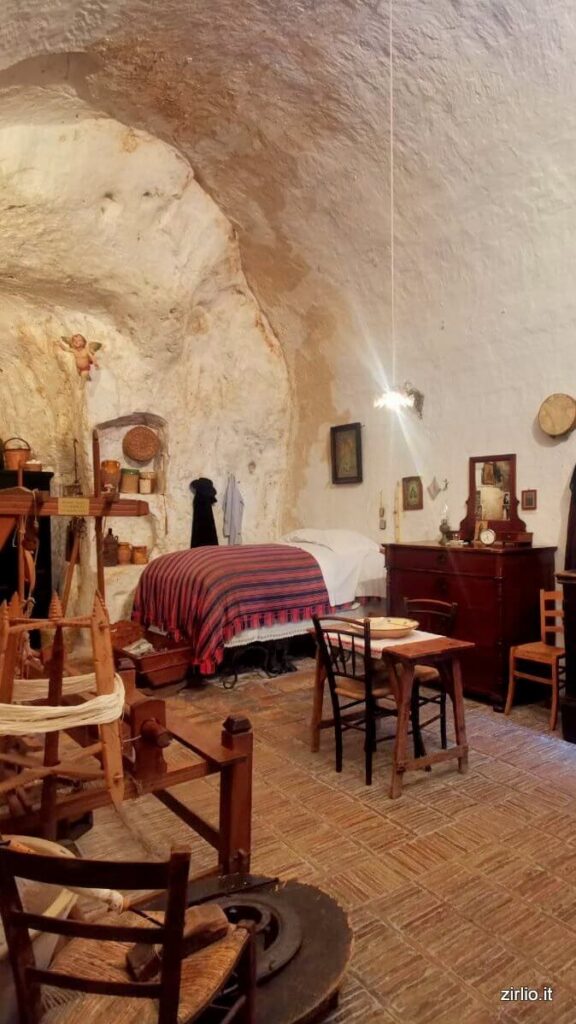 Interno casa grotta, tra i siti imperdibili di Matera Sotterranea