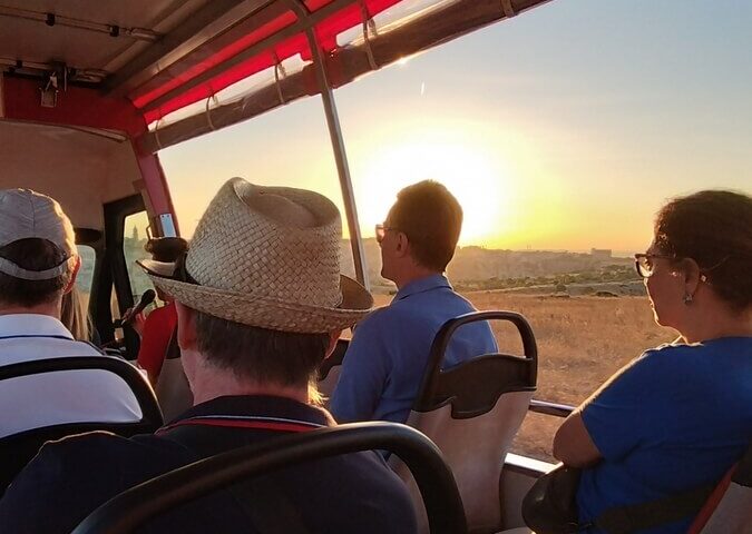 Vista al tramonto dal bus panoramico nel Parco della Murgia