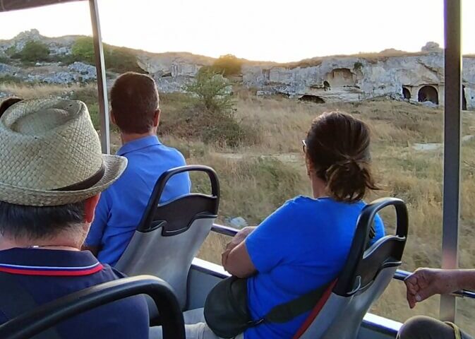 Vista delle grotte dal bus panoramico nel Parco della Murgia