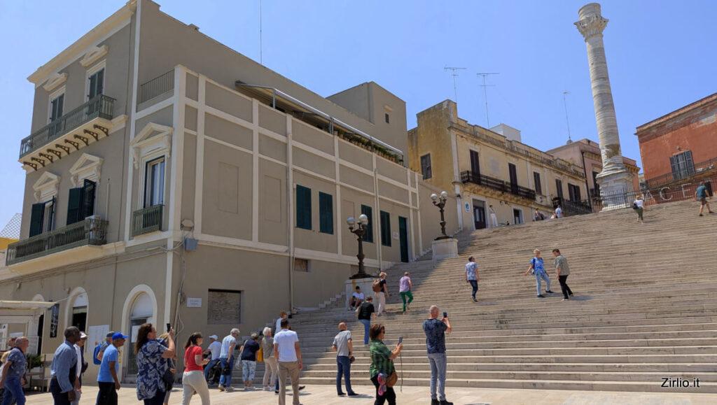 Visita guidata di Brindisi - Gruppo di turisti incantato dl fronte alle colonne romane