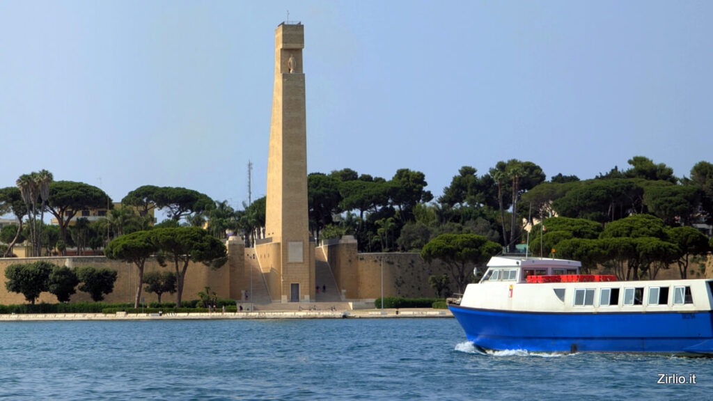Vista del Monumento al Marinaio dal lungomare