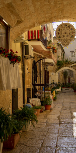 I suggestivi vicoli di Bari Vecchia - Foto di Elvira Camozza I suggestivi vicoli di Bari Vecchia - Foto di Elvira Camozza