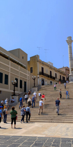 Turisti incantanti verso le colonne romane a Brindisi Colonne Romane - Turisti incantati